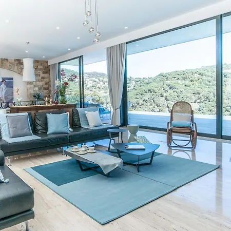 Villa Exclusive Beachfront With Majestic Sea Views, 1001 Lloret de Mar