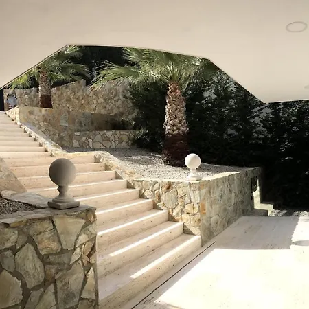 Villa Exclusive Beachfront With Majestic Sea Views, 1001 *