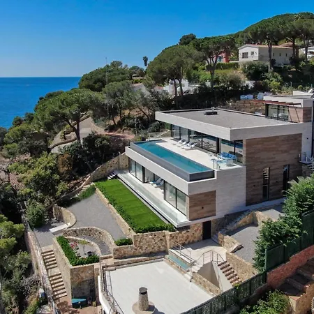 Villa Exclusive Beachfront With Majestic Sea Views, 1001 *