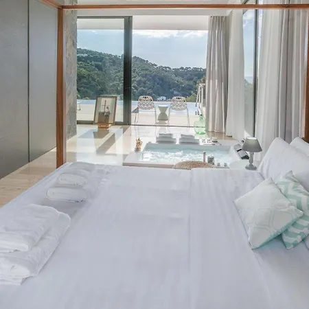 Villa Exclusive Beachfront With Majestic Sea Views, 1001 *