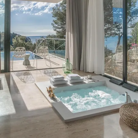 Exclusive Beachfront With Majestic Sea Views, 1001 *